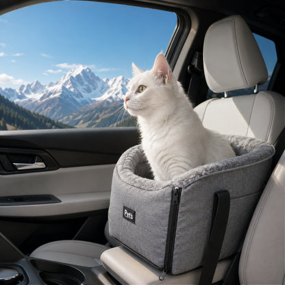 Chat blanc dans son CARRY-ME™ en siège voiture face aux montagnes