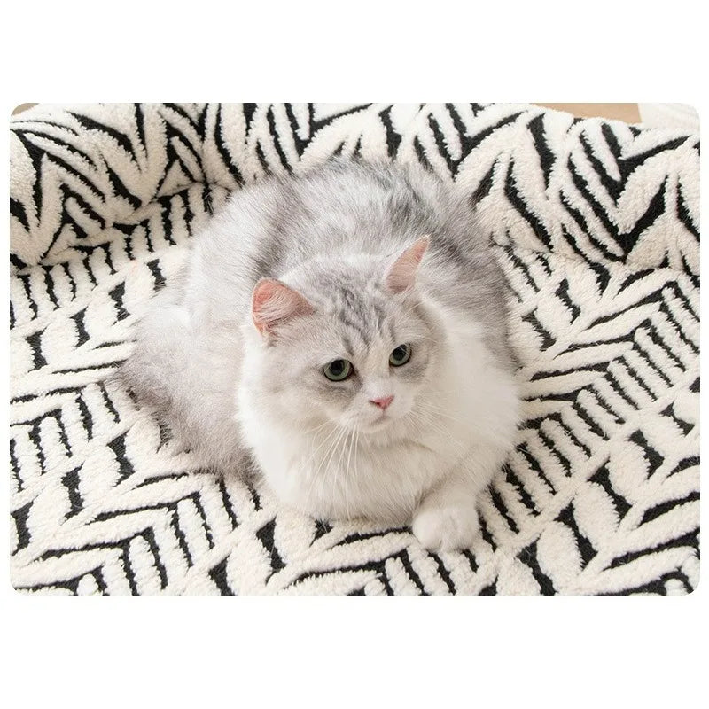 chat allongé sur son couffin