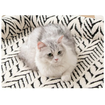 chat allongé sur son couffin