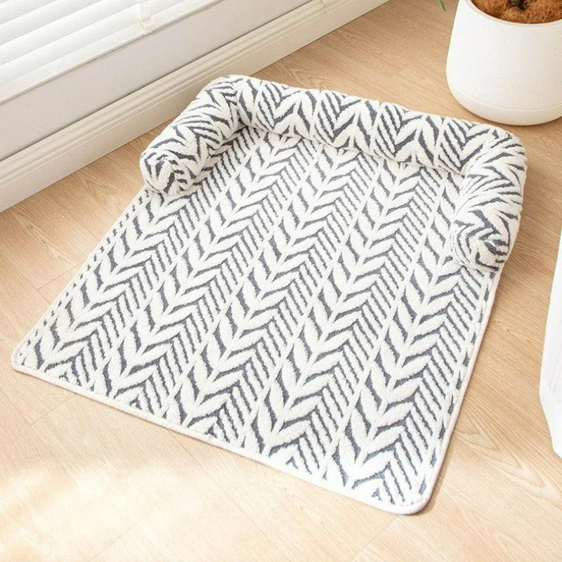 coussin gris et blanc