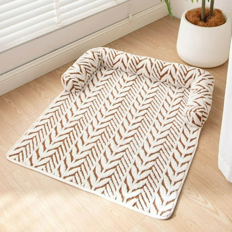 coussin marron et blanc
