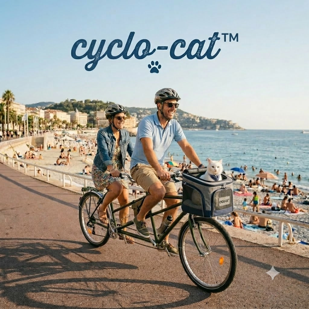 CYCLO-CAT™ — Couple à vélo sur la plage avec sac de transport chat