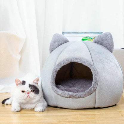Il ronronne, il se blottit, il disparaît dedans. C'est ça, COMFY-HOUSE™.